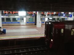 横は博多駅の在来線。

この赤い列車が来るのを待っている女の子。これの前に列車が通過していったら駅員のように指差呼称をしていました。またどうやらこの列車の横に立ったらしく友達に写真を撮ってもらってましたよ。