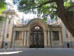 ４月６日

３つ目をコンプリートしにやってきたのは、ブエノスアイレスでも国会議事堂やコロン劇場と並ぶゴージャスさのサン・マルティン宮殿。こちらも見学してみたいのですが、オフィシャルサイトを見ると、月に数回、平日だけガイドツアーが開催されるのだそうです。というわけで、脇にある外交博物館の方を見に来ました。