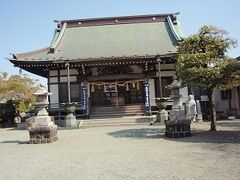 西善院本堂　寒川神社の供僧寺として創建され、明治時代1863年の神仏分離で寒川神社から独立する。真言宗の一寺、本尊は阿弥陀如来像です。境内には本堂、握手大師像、南無大師遍照金剛像（弘法大師）、六地蔵、西国準八十八ケ所薬王寺と神照寺の地蔵が見られます。本堂向拝を見上げると寒川町七龍の一つが見られます