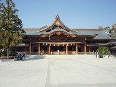 寒川神社拝殿　一の鳥居を潜り、二の鳥居を過ぎ、参道を約1KM歩くと三鳥居に着く。神池橋を渡り、三の鳥居を潜ると右手に池、参道を進むと手水舎と神馬舎、右手に南門がある。神門を潜ると正面に拝殿がある。拝殿の隣には客殿がある。三の鳥居の左、道を隔てたところに末社宮山神社があります。ウコン桜の蕾が少し開いていました。