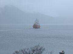 芦ノ湖
芦ノ湖は、箱根火山のカルデラの中にある「カルデラ湖」です。今から約3100年前に起きた大涌谷付近の噴火による土砂が、当時仙石原を流れていた川（古い早川）をせき止めたため、その上流に水がたまって湖となりました。芦ノ湖から富士山の景観を眺めることができ､観光地としてもニジマス・ワカサギなどの釣り場としても人気があります｡