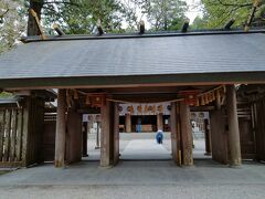 車で15分ほど移動して天岩戸神社へ到着しました。
ここは日本神話に出てくる天照大御神が隠れてしまった天岩戸と呼ばれる洞窟を御神体としている天岩戸神話の舞台となった場所。 