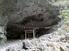 ここが、天照大神が天岩戸に隠れてしま、天地暗黒となってしまい八百万の神々がこの河原に集まり神議されたと伝えられる大洞窟。別名「仰慕ヶ窟（ぎょうぼがいわや）」とも呼ばれています。以前は社のみがあり信仰の対象となっていたが、いつのまにか祈願を行う人たちの手によって石が積まれていくようになりました。現在では無数にある積まれた石が天安河原の神秘的かつ幻想的な雰囲気を一層引き立てています。