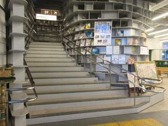 尾道駅に帰ってきました。
斬新なデザインの階段「おのたびゲート」・階段を上がって展望デッキへ