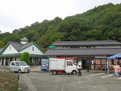 ここは8時からやっているので寄り道するよ
道の駅アリストぬまくま
地元の魚や野菜なども売られているので
早い時間でもたくさんの人でにぎわってるの