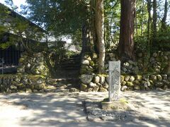 泰澄大師廟とあるのでちょっと寄ってみます。
泰澄さんは白山を開山し平泉寺を建て神仏習合・山岳信仰の基を創った偉い人みたいです。
