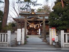 そろそろライトアップが見られる時間になったので、見に行きます
行田八幡神社の花手水に明かりを入れるのはもう少し暗くなってからのようなので、周りのお店をちょっと見ます