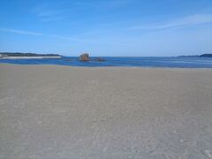 そではま海水浴場へやってきました．遠くに見えるのがモアイ岩