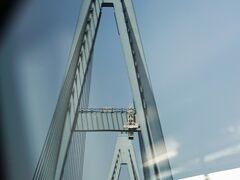 伊勢湾岸自動車道のうち東海インターチェンジと飛島インターチェンジの間にかかる3つの橋を「名港トリトン」と呼びます。「名港東大橋」「名港中央大橋」「名港西大橋」の3つの斜張橋のことで、海神トリトンを由来としています。