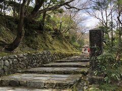 化野念仏寺。ドラマ『赤い霊柩車』のロケ地としても有名ですね。ここから嵐山まで徒歩で30分余り、2.5キロ位です。