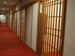 「赤松院」の「明徳殿」という建物の1階から3階までが客室になっています。旅行前にはいろいろなサイトで宿坊については調べてありましたが、評判の良いのと悪いのが極端だったので心配していました。