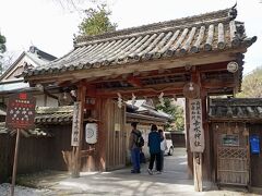 延元元年の1336年に後醍醐天皇が京都の花山院を抜け出し、吉水院宗信の援護により南朝の行宮としたのもここです。文禄3年1594年に太閤秀吉が本陣として大花見の盛宴を催したのもこの「吉水神社」でのことでした。