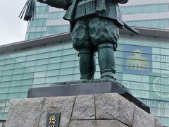 (写真) 12:52  徳川家康公之像  静岡駅北口駅前広場　
竹千代君(駅により近い位置にあるの像)と共に平成21年「大御所四百年祭」で作られた。
*https://www.city.shizuoka.lg.jp/000_004769.html?msclkid=c54998d0b88711eca0a490fc14cf357