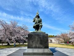 名古屋城の手前にある能楽堂方面から入って行きます。

加藤清正の銅像がお出迎え。