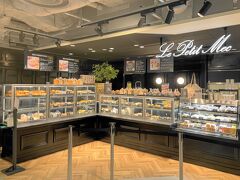 ル・プチメックさんの大阪3店舗目が、阪神梅田本店にオープンしました。
地下2階の「阪神バル横丁」にあります。
ショーケースには魅力的なパンがずらり、開閉式のショーケースの中から自分でパンを取るスタイルです。
