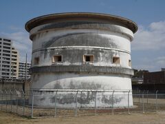 さらに南に歩くと、御前浜公園に出る。平安時代にはもっと北にある廣田神社の前がに砂浜だったので、神社の御前ということで御前浜と呼ばれた。この公園には写真の西宮砲台がある。勝海舟の建議を取り入れ、１８６３（文久３）年、大坂湾の海防のために和田岬砲台、舞子砲台、今津砲台などとともに建設された。１８６６（慶応２）年に竣工、空砲の試し撃ちで砲煙が内部に充満し、一度も使われなかった。