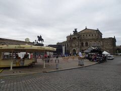 Theaterplatz Dresden

広場にきて、なんか雰囲気が違うと思っていたら、どうやら、なんかのフェスティバルをやるみたい。

