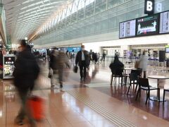 例によって仕事都合で午後出発
15時過ぎの羽田空港、賑やかですね