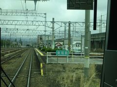 分岐点のすぐ先にある東福島駅。
さっきの阿武隈急行との分岐点は、この駅の構内という扱いらしい。
