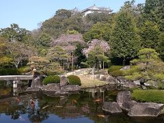 姫路城の後は好古園に行きました。好古園とは姫路公園内にある日本庭園として知られており、9つの庭園で構成された池泉回遊式庭園であります。広さは約1万坪あり、まるで江戸時代のような雰囲気を漂わせていることから水戸黄門や暴れん坊将軍などのロケ地として使用されたこともあります。（姫路みたい参照）姫路市制100周年を記念して、平成4年（1992）に開園しました。特に秋の紅葉シーズンの渡り廊下からの光景は素晴らしいです！（庭園ガイド参照）その中で二つの庭園を紹介します。