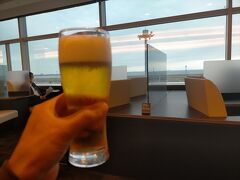 仕事終了後、羽田空港に移動してANAラウンジでビールプハァ♪