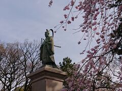 掃部山(かもんやま)公園。広場。
井伊直弼像と桜&#127800;。