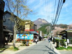 湯の坪街道は、鎌倉の小町通りのようでした。
平日でも大賑わい。

由布岳にどんどん近づいている感じ。