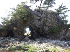 ぶっとうし岩（自然が造り出した景観　高さ５mで長年の波の浸食により削られた穴で岩の上に松の木があります。）