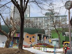 中島公園内の人形劇場、顔がちょっと怖い