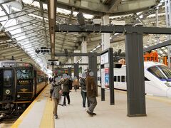 長崎駅に到着。
特急かもめとの2ショットの奥には、新幹線駅工事中の車両も写っていました。