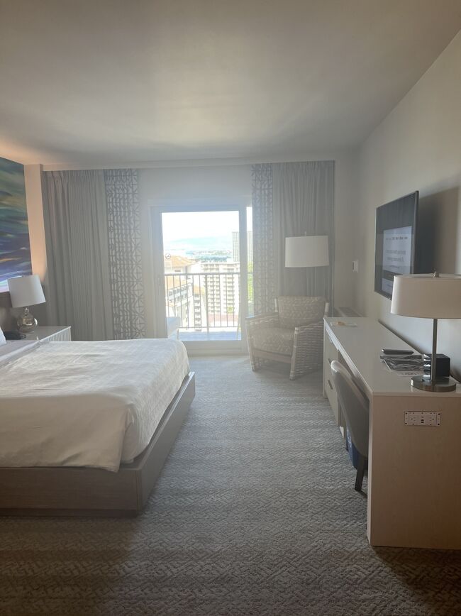 部屋の広さはこんな感じ。<br />こっち側の方が広いんだよね。<br />でも、前回は海側の端っこだったからもっと広くて景色もgoodだった。