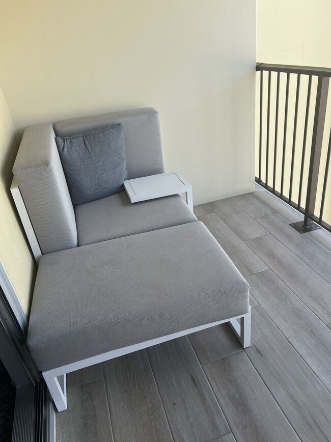 ラナイのソファー。横になれます