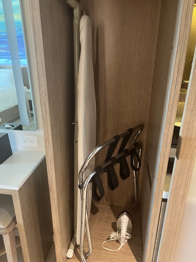 アイロン台に荷物置き