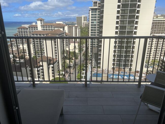 今回、4泊のうち2泊はSPGアメックスカードの無料宿泊。有効期間伸びて2020年分が延長になっていて、2021年分と合わせて利用。あと2泊は有償。予約は一番安いシティビュー。<br />予約は直接マリオットヴォンヴォイカスタマーサービスへ電話。<br />そっちの方が細かいリクエスト入れてもらえるから。<br />フェンスラナイとアーリーチェックインはリクエスト通り。<br />ただ、19階。高層階というのは…<br />前回の2020年2月も同じカテゴリーで予約。アップグレードは前回同様パーシャルオーシャンビューだったけど、前回は25階で高層階、一番端の海側で部屋も広くてヒルトン花火も見れてとっても良かったけど、今回は…<br />フロントで、オーシャンビュー何ちゃらって言ってた気がしたけど、英語わからず。<br />もしかしてアーリーチェックインしなければもっといい部屋あるとか言われていたのかも。<br />まあ、アーリーチェックインはかなりありがたいので良しとしよう