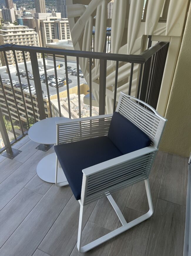 こっちには椅子とテーブル<br />ラナイにはテーブルあって、ここで買ってきたもの食べられるけど、夜は暗いし日中は鳩に狙われるからなぁ