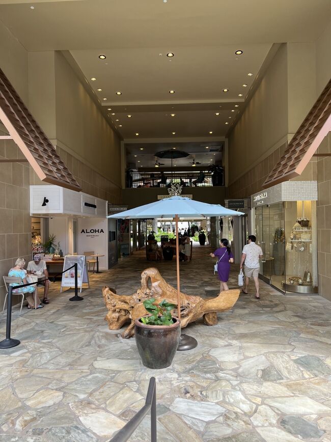 正面のロイヤルハワイアンセンターを通って