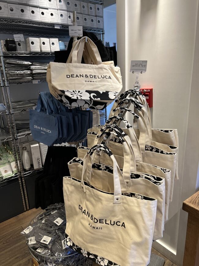 やっぱりハイビスカスミニトート売るほどある。<br />あっ、売っているのか。<br />購入個数制限なし。<br />日本人来れないからそりゃあそうだ。<br />だって買っているのは日本人だけだしね。