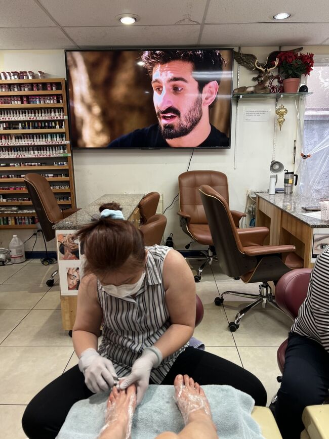 値段表見せられ、ペディキュア45ドルと55ドルがあり、スペシャルの55ドルにしました。<br />違いは座っているマッサージ機の利用があるかないかっぽい。<br />カラー見本で色を選び。<br />そうしたら、「80ドル」と言われ、55ドルじゃないのかとやり取り。<br />でも何言ってるのか分からない。<br />80ドルはジェルネイルとの事。<br />さすがに80ドル高すぎるからお断り。<br />もともと、以前の26ドルならいいと思って行ったのに・・