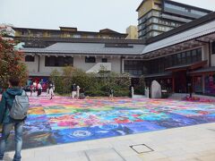 道後舘のチェックインが11:00のため、時間つぶしのためにぶらぶら歩いていたところ、道後温泉別館のフロアに見慣れない派手なデザインが施されていて、目を引きました。