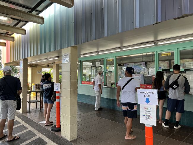 右側が受け取りカウンター。