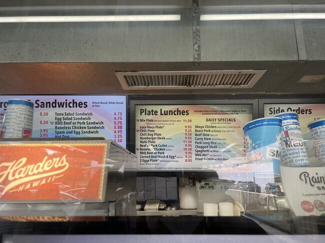 注文するのは最初からロコモコに決めていました。<br />あらかじめ、卵の焼き方は聞かれるのは分かっていたので、<br />「Over Easy」を覚えておいて。<br />あと、ここで食べるか持ち帰りかも聞かれそうなので、ロコモコを注文した時、一緒に「Over Easy」「Here」と聞かれる前に言っておきました。