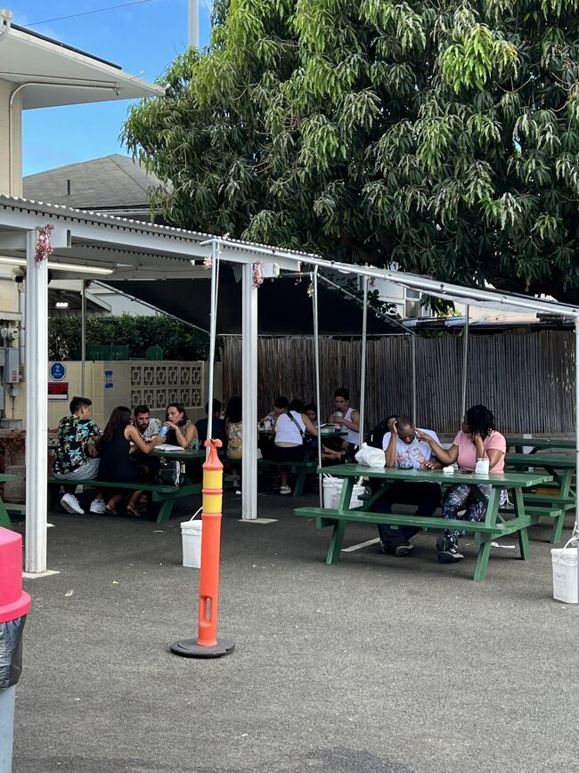 こっち側の席のほうが人が多い