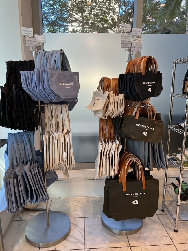 おー売ってるねぇ。<br />私の並んでいた前の人で売り切れてしまったミニデニムトート。<br /><br />リベンジ買いです！<br /><br />その下に見慣れない色のミニトートが・・・<br />新色？<br />よくわからないけどこれも買っちゃう。