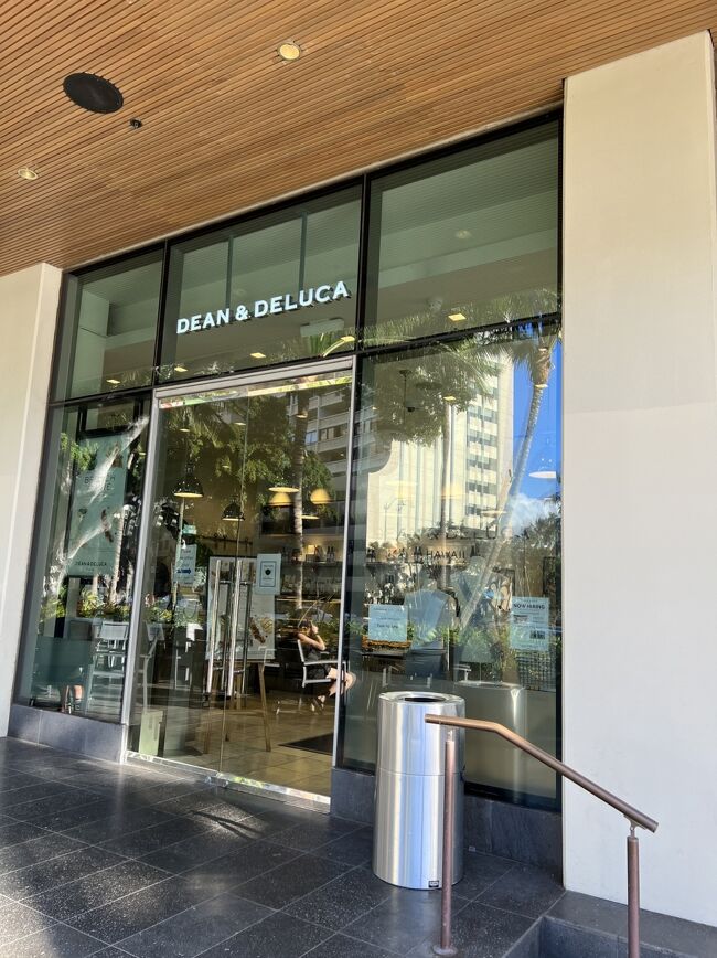 ワイキキショッピングプラザで下車し、リッツカールトンのDEAN＆DELUCCAへ