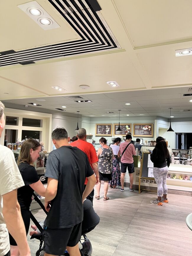 並んでいる。<br />ここは朝だけじゃないんだ。