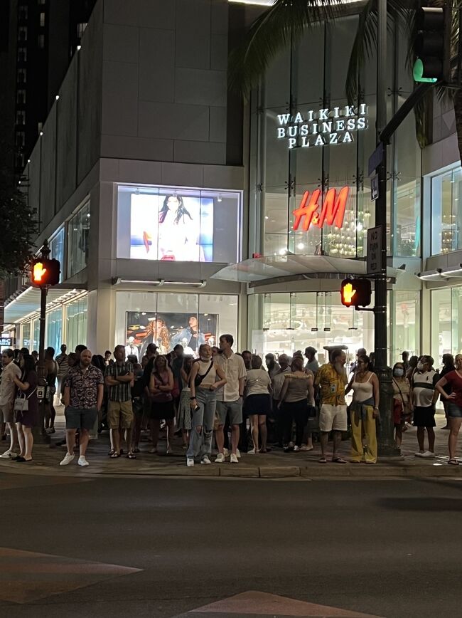 ロイヤルハワイアンセンターあたりをブラブラ。<br />すごい人・・・<br /><br />もうコロナ感ない・・