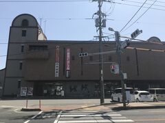 赤穂線伊部駅駅舎。
改札口にはお土産と飲食店があり、備前観光情報センター・備前焼伝統産業会館が併設された立派な駅ビルだが、2面2線の無人駅である。

播州赤穂行き電車に乗車、片上駅に向かう。