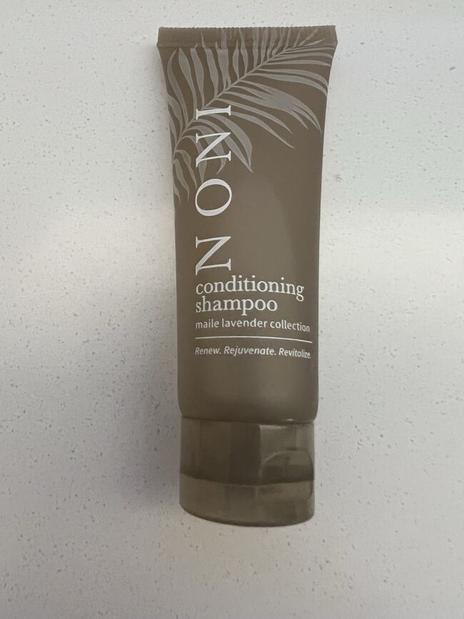 もうお風呂入ろ。<br /><br />で、気が付いたのが・・・<br /><br />えっ、リンスインシャンプー？<br /><br />ひどすぎない？<br /><br />YouTubeでシェラトンワイキキの部屋の様子を事前に視聴したけど、以前とアメニティ変わってなかった・・<br /><br />それともカテゴリーによって分けているの？<br /><br />まあ、そんなに髪キシキシしなかったからいいけど。