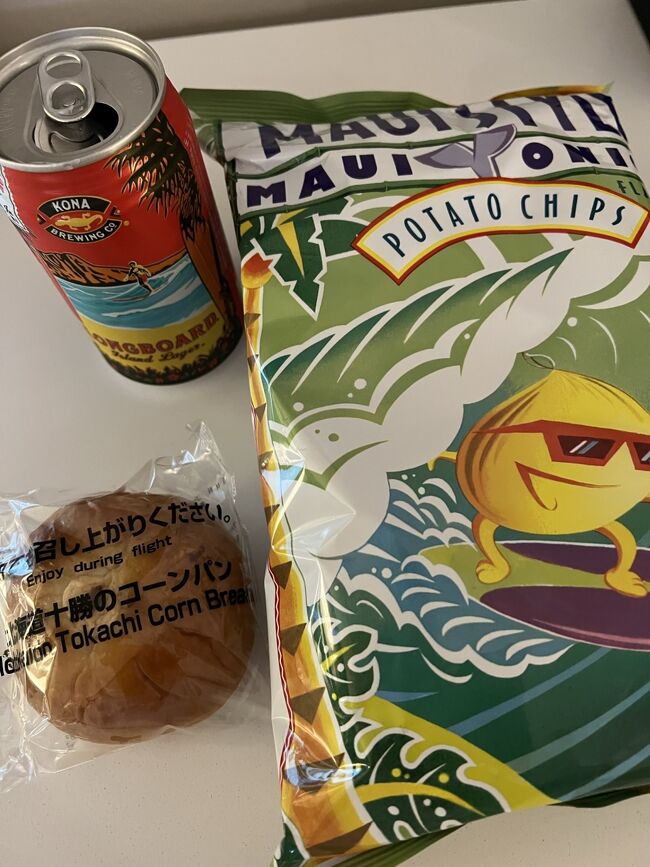 結局今日の夕食は、飛行機で朝食用に配られたけど食べなかったパンとポテチ。<br />ロコモコの腹持ちすごい<br />