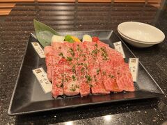 もとぶ牧場（那覇店）という焼肉店に行きます。
（国際通りの入り口にもあるんですが、臨時休業中でした）

沖縄で育てられた和牛です。美味しかったですねー。久々にいい物を食べました。